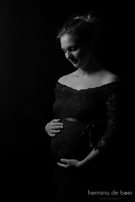pregnancy-photoshoot-black-white-maternityphotography