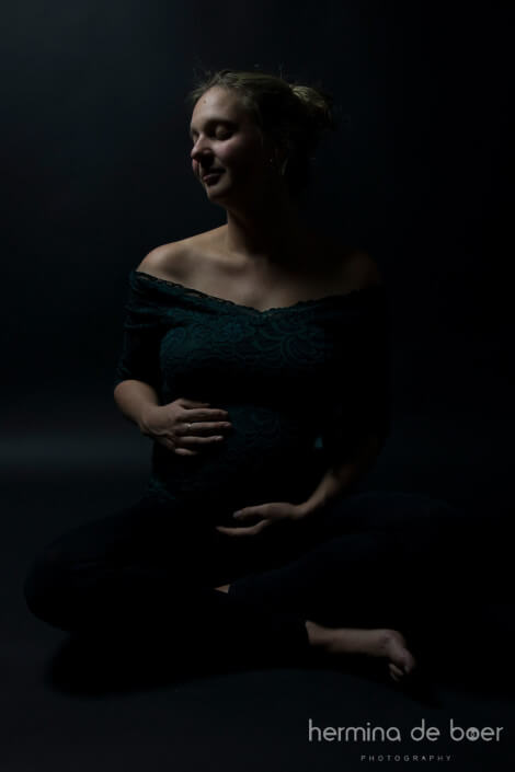 pregnancy-photoshoot-pregnancybelly-babyshoes